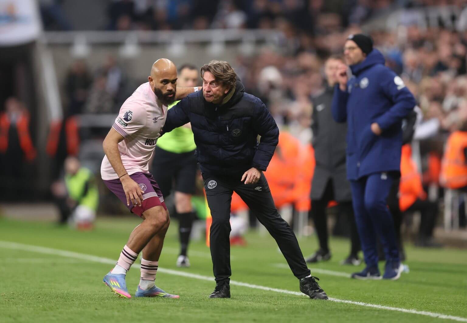 包含欧篮联转会期再迎强敌，西汉姆单刀错失，主帅态度——气氛紧张，临场指挥获称赞的词条